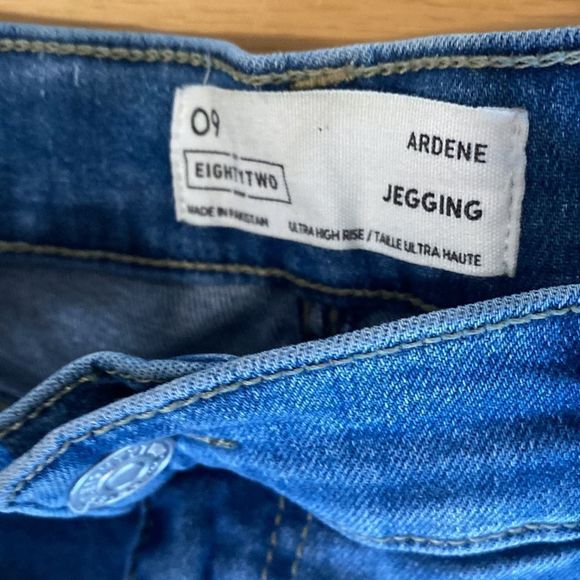 🔴 2/$25 Ardene a jegging  size 9 skinny distressed - Picture 2 of 9